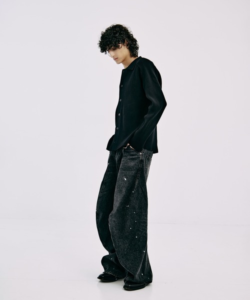 NVRFRGT（ネヴァーフォーゲット）の「別注 TWISTED CURVED LEG JEANS（デニムパンツ・メンズ・インディゴブルー/ブラック・1/2）」の6枚目の写真