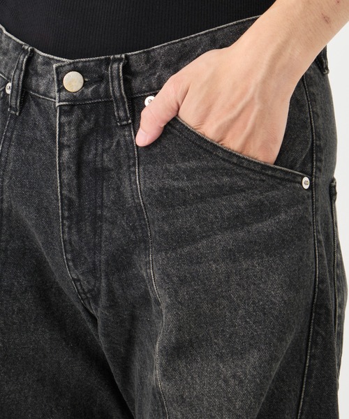 NVRFRGT（ネヴァーフォーゲット）の「別注 TWISTED CURVED LEG JEANS（デニムパンツ・メンズ・インディゴブルー/ブラック・1/2）」の11枚目の写真