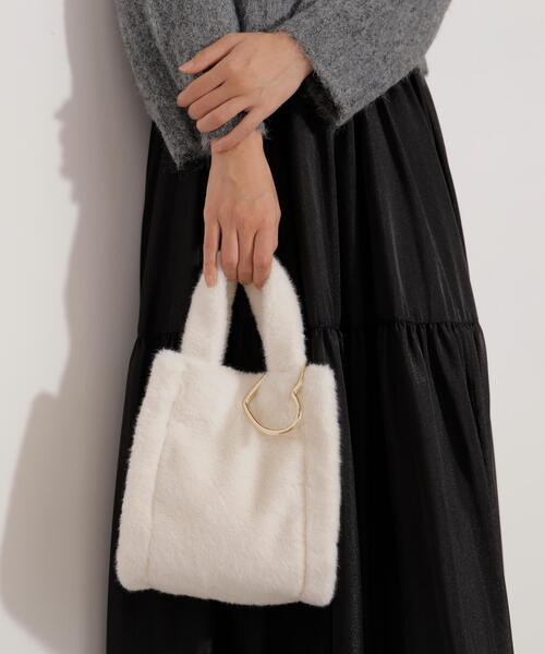 EDIT COLOGNE（エディットコロン）の「フェイクファーハートカラビナ付きトートバッグ（トートバッグ・レディース・ベージュ/ブラウン/ホワイト系その他・ﾌﾘ-）」の9枚目の写真