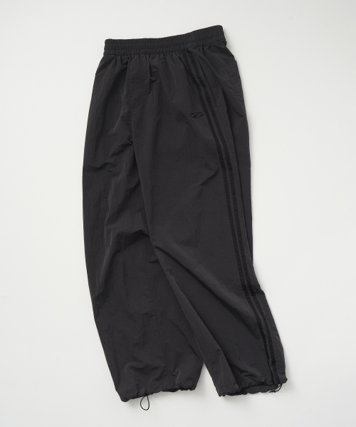 1993STUDIO（1993スタジオ）の「シンボルロゴナイロン トラックパンツ_チャコール（スウェットパンツ・メンズ・その他・MEDIUM/LARGE）」の2枚目の写真