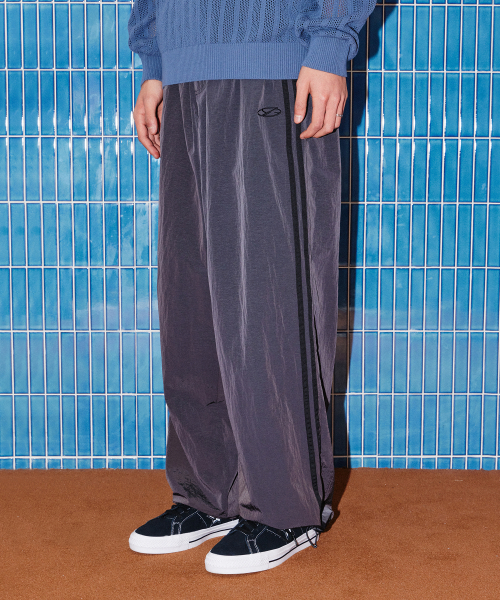1993STUDIO（1993スタジオ）の「シンボルロゴナイロン トラックパンツ_チャコール（スウェットパンツ・メンズ・その他・MEDIUM/LARGE）」の5枚目の写真