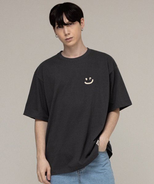 GRAVER（グレーバー）の「[ユニセックス]スモールマルチフラワードローイングスマイル半袖Tシャツ_チャコール（Tシャツ/カットソー・レディース・チャコールグレー・SMALL/LARGE）」の2枚目の写真