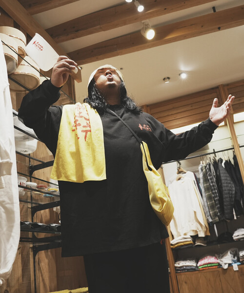 FREAK'S STORE(フリークスストア)の「SAUVENIR/サウベニア 別注 KANNAIGI × サウナ田ヒロユキ プリント ロングスリーブセットアップ /長袖館内着(ルームウェア/パジャマ・メンズ・ブラック/ホワイト・SMALL/MEDIUM/LARGE/#18)」の6枚目の写真