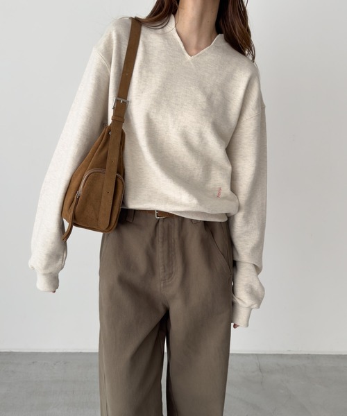 CANAL JEAN（キャナルジーン）の「HARING　キーネック刺繍トレーナー（スウェット・レディース・オートミール/ネイビー/サックスブルー・ONE SIZE）」の2枚目の写真