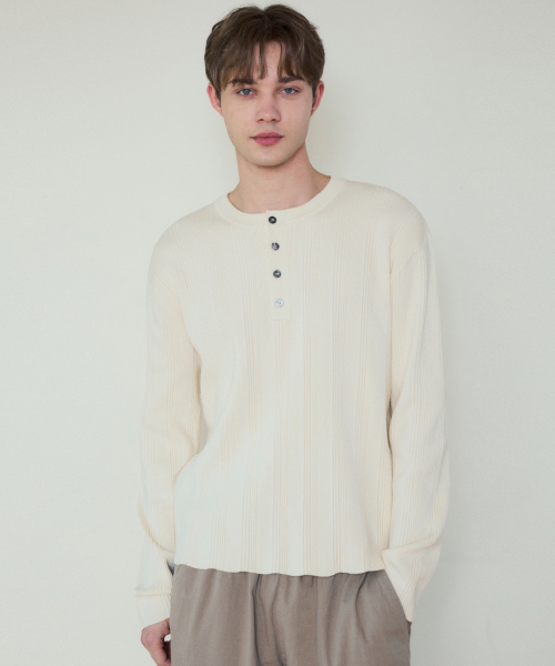 WEDNESDAY OASIS（ウェンズデーオアシス）の「オールウェイズリブドヘンリーネックウォッシャブルニット_Ivory(WC25_KN04)（ニット/セーター・メンズ・アイボリー・MEDIUM/LARGE）」の2枚目の写真