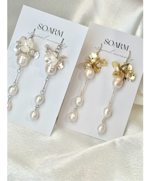 tone(トーン)の「【SOARM】メタルフラワー×淡水パールロングピアス/K16GP、本ロジウム(MA)(ピアス(両耳用)・レディース・ゴールド/シルバー・FREE)」の3枚目の写真