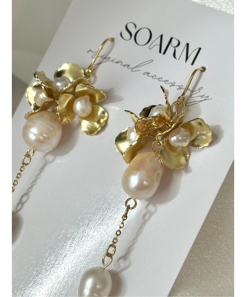tone(トーン)の「【SOARM】メタルフラワー×淡水パールロングピアス/K16GP、本ロジウム(MA)(ピアス(両耳用)・レディース・ゴールド/シルバー・FREE)」の4枚目の写真