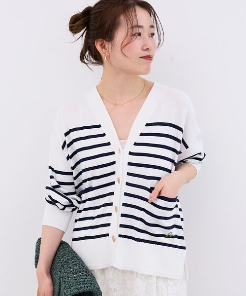 le.coeur blanc（ルクールブラン）の「ウォッシャブル刺繍Vネックカーデ（カーディガン/ボレロ・レディース・イエロー/ホワイト系その他/サックスブルー/ネイビー・38）」の2枚目の写真