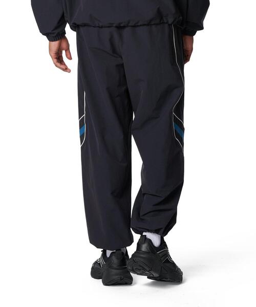 UNDER ARMOUR(アンダーアーマー)の「UAナイロン トラックパンツ(ライフスタイル/メンズ)(その他パンツ・メンズ・ブラック・XL/L/M/S/2XL)」の2枚目の写真