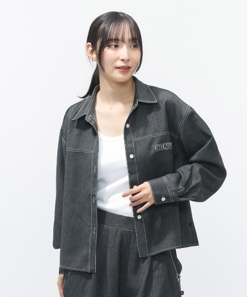 CONVERSE(コンバース)の「コンバース SYNTHETIC DENIM SHIRT L シンセティックデニムシャツ(シャツ/ブラウス・レディース・オフホワイト/ネイビー/ブラック・M/L)」の3枚目の写真