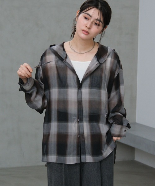 LAKOLE(ラコレ)の「シアーフードシャツ / 664820(シャツ/ブラウス・レディース・ブラック/レッド/オフホワイト/ブルー/ブラウン系その他・FREE)」の3枚目の写真