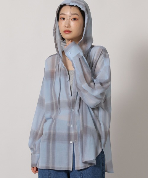 LAKOLE(ラコレ)の「シアーフードシャツ / 664820(シャツ/ブラウス・レディース・ブラック/レッド/オフホワイト/ブルー/ブラウン系その他・FREE)」の4枚目の写真