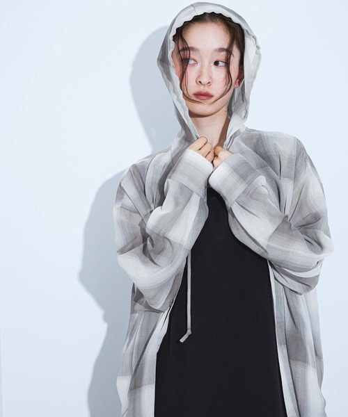 LAKOLE（ラコレ）の「シアーフードシャツ / 664820（シャツ/ブラウス・レディース・ブラック/レッド/オフホワイト/ブルー/ブラウン系その他/ブラウン/グレー系その他5・FREE）」の3枚目の写真