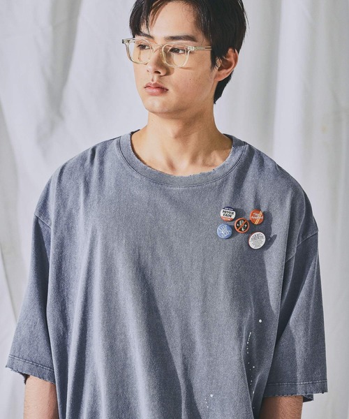 niko and...（ニコアンド）の「缶バッジ付きペイントTシャツ（Tシャツ/カットソー・メンズ・ブルー/オフホワイト/ブラック/パープル・MEDIUM/LARGE）」の4枚目の写真