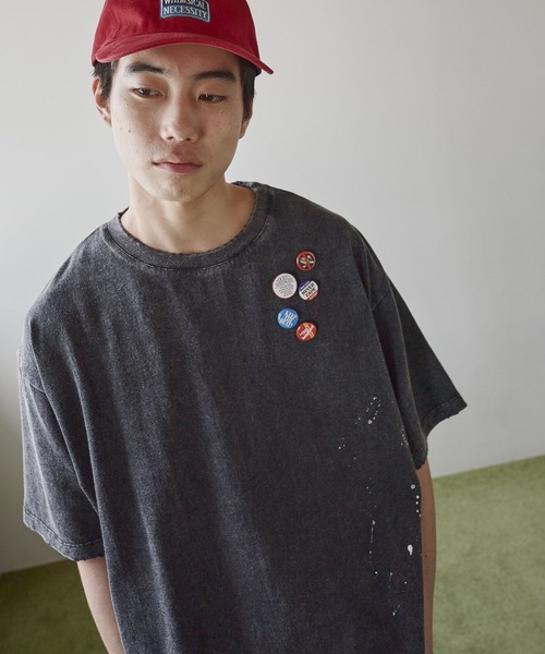 niko and...（ニコアンド）の「缶バッジ付きペイントTシャツ（Tシャツ/カットソー・メンズ・ブルー/オフホワイト/ブラック/パープル・MEDIUM/LARGE）」の3枚目の写真