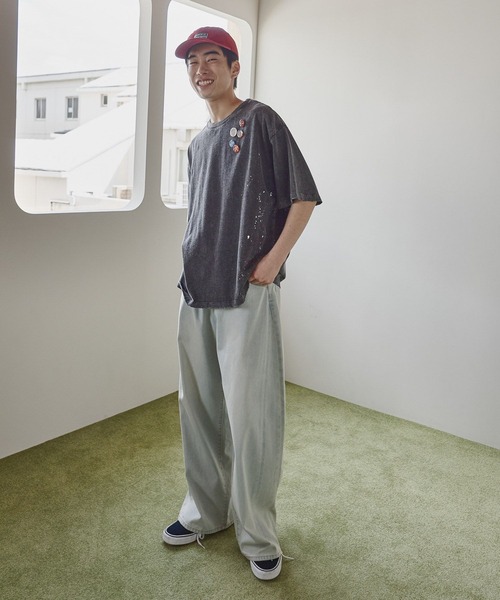 niko and...（ニコアンド）の「缶バッジ付きペイントTシャツ（Tシャツ/カットソー・メンズ・ブルー/オフホワイト/ブラック/パープル・MEDIUM/LARGE）」の6枚目の写真