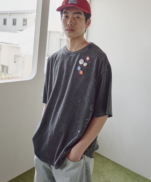 niko and...（ニコアンド）の「缶バッジ付きペイントTシャツ（Tシャツ/カットソー・メンズ・ブルー/オフホワイト/ブラック/パープル・MEDIUM/LARGE）」の8枚目の写真