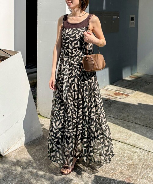 NOLLEY’S(ノーリーズ)の「【Import Fabric】ウォッシャブル楊柳リーフ柄ウエストリボンワンピース(ワンピース・レディース・グレー系その他/ブラウン系その他・38)」の1枚目の写真