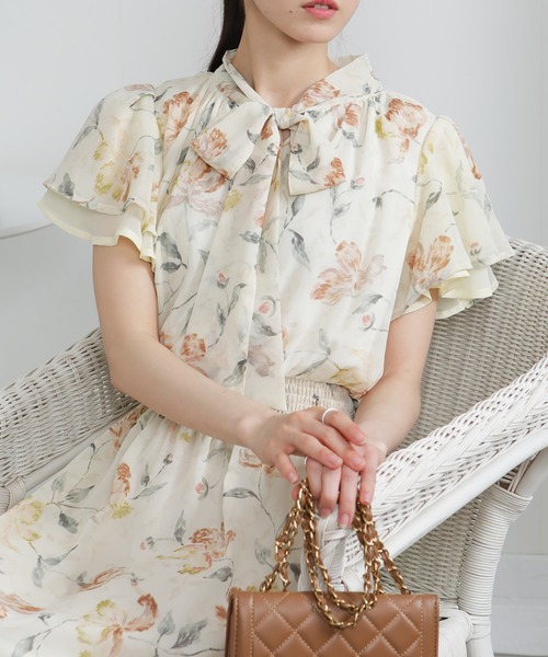 pumpkin port(パンプキンポート)の「水彩大花柄 ボウタイリボン 2枚袖 ワンピース(ワンピース・レディース・ベージュ/ピンク/ブルー・M/L)」の2枚目の写真