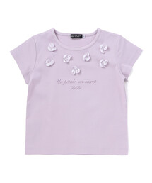 BeBe（ベベ）の「サテンフラワーモチーフポンチ半袖Tシャツ(100~160cm)（Tシャツ/カットソー）」