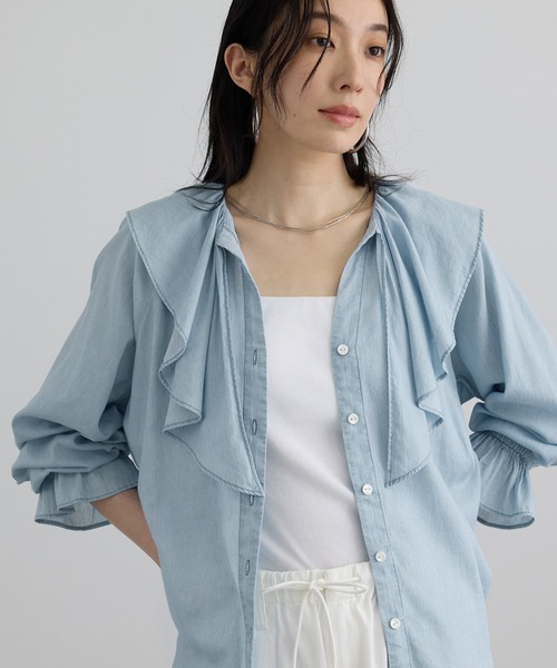 SALON adam et rope'（サロン アダム エ ロペ）の「【WEB限定】ライトデニムフリルカラーシャツ（シャツ/ブラウス・レディース・サックスブルー/ベージュ系その他・FREE）」の2枚目の写真