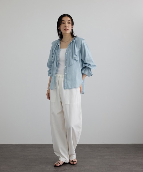 SALON adam et rope'（サロン アダム エ ロペ）の「【WEB限定】ライトデニムフリルカラーシャツ（シャツ/ブラウス・レディース・サックスブルー/ベージュ系その他・FREE）」の13枚目の写真