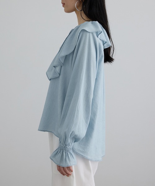 SALON adam et rope'（サロン アダム エ ロペ）の「【WEB限定】ライトデニムフリルカラーシャツ（シャツ/ブラウス・レディース・サックスブルー/ベージュ系その他・FREE）」の7枚目の写真