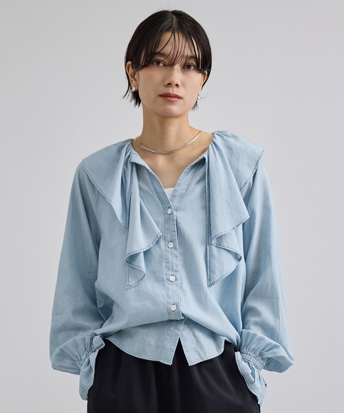 SALON adam et rope'（サロン アダム エ ロペ）の「【WEB限定】ライトデニムフリルカラーシャツ（シャツ/ブラウス・レディース・サックスブルー/ベージュ系その他・FREE）」の3枚目の写真