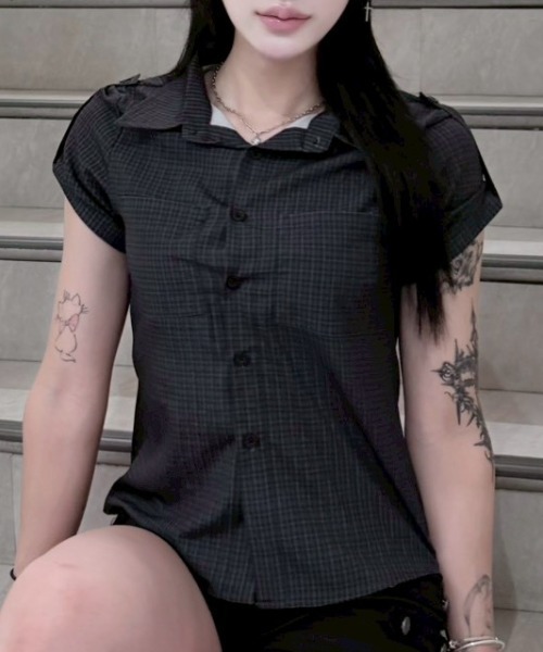 Never mind the XU / Chikashitsu+(ネバーマインド ザ エックスユー / チカシツプラス)の「【nmtc+】Roll-Up Check Shirt / 【エヌエムティーシープラス】ロールアップチェック半袖シャツ(シャツ/ブラウス・レディース・ブラック・ONE SIZE)」の7枚目の写真