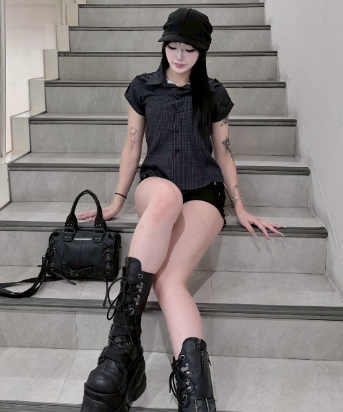 Never mind the XU / Chikashitsu+(ネバーマインド ザ エックスユー / チカシツプラス)の「【nmtc+】Roll-Up Check Shirt / 【エヌエムティーシープラス】ロールアップチェック半袖シャツ(シャツ/ブラウス・レディース・ブラック・ONE SIZE)」の5枚目の写真