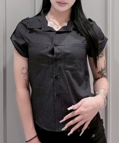 Never mind the XU / Chikashitsu+(ネバーマインド ザ エックスユー / チカシツプラス)の「【nmtc+】Roll-Up Check Shirt / 【エヌエムティーシープラス】ロールアップチェック半袖シャツ(シャツ/ブラウス・レディース・ブラック・ONE SIZE)」の8枚目の写真