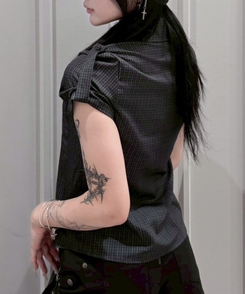 Never mind the XU / Chikashitsu+(ネバーマインド ザ エックスユー / チカシツプラス)の「【nmtc+】Roll-Up Check Shirt / 【エヌエムティーシープラス】ロールアップチェック半袖シャツ(シャツ/ブラウス・レディース・ブラック・ONE SIZE)」の9枚目の写真