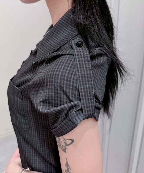 Never mind the XU / Chikashitsu+(ネバーマインド ザ エックスユー / チカシツプラス)の「【nmtc+】Roll-Up Check Shirt / 【エヌエムティーシープラス】ロールアップチェック半袖シャツ(シャツ/ブラウス・レディース・ブラック・ONE SIZE)」の14枚目の写真