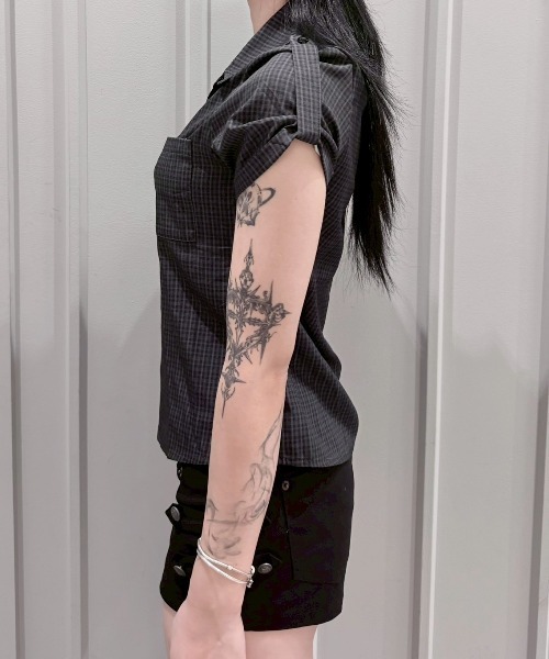 Never mind the XU / Chikashitsu+(ネバーマインド ザ エックスユー / チカシツプラス)の「【nmtc+】Roll-Up Check Shirt / 【エヌエムティーシープラス】ロールアップチェック半袖シャツ(シャツ/ブラウス・レディース・ブラック・ONE SIZE)」の11枚目の写真