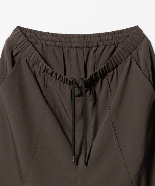 UNITED ARROWS(ユナイテッドアローズ)の「DotAir ドットエア オールギャザー ワイド ショーツ 吸水速乾 タテストレッチ(その他パンツ・メンズ・ブラック/ダークブラウン・L/M/S)」の3枚目の写真