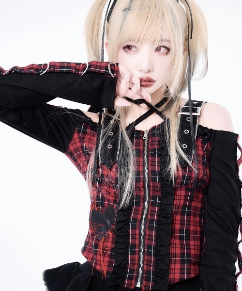 Grrr the Lipper(ガルルザリッパー)の「『Grrr the Lipper/ガルル・ザ・リッパー』結ンデ刻ンデ追イ詰メテ オフショル(その他トップス・レディース・ブラック×ホワイト/ブラック×レッド・FREE)」の1枚目の写真