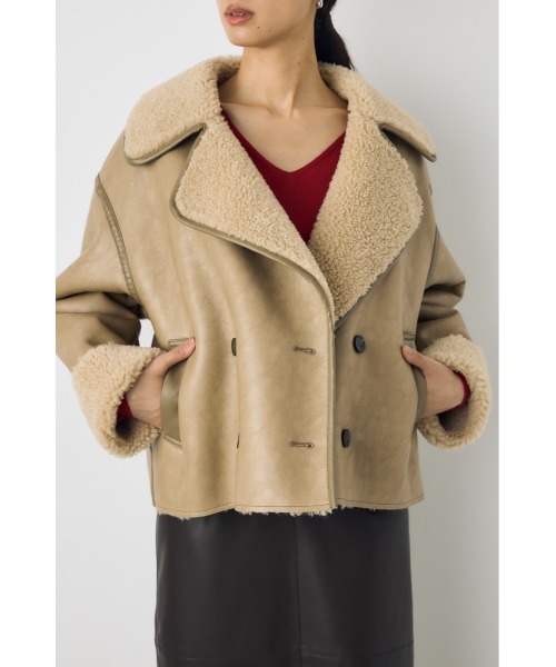 AZUL by moussy（アズールバイマウジー）の「【不動の人気アウターがついに予約開始】フェイクムートンボアライダースジャケット　秋服　冬服（ブルゾン・レディース・ベージュ/ブラック・MEDIUM/SMALL）」の2枚目の写真