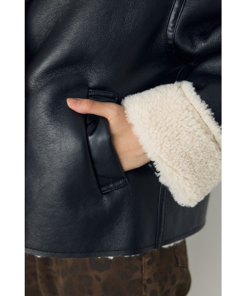 AZUL by moussy（アズールバイマウジー）の「【不動の人気アウターがついに予約開始】フェイクムートンボアライダースジャケット　秋服　冬服（ブルゾン・レディース・ベージュ/ブラック・MEDIUM/SMALL）」の13枚目の写真