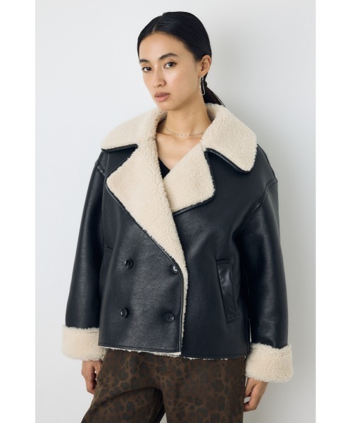 AZUL by moussy（アズールバイマウジー）の「【不動の人気アウターがついに予約開始】フェイクムートンボアライダースジャケット　秋服　冬服（ブルゾン・レディース・ベージュ/ブラック・MEDIUM/SMALL）」の3枚目の写真