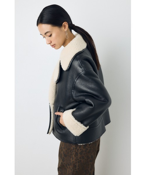 AZUL by moussy（アズールバイマウジー）の「【不動の人気アウターがついに予約開始】フェイクムートンボアライダースジャケット　秋服　冬服（ブルゾン・レディース・ベージュ/ブラック・MEDIUM/SMALL）」の5枚目の写真