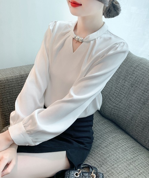 LUCPY（ラクピー）の「パールモチーフVネックブラウス（シャツ/ブラウス・レディース・ホワイト・LARGE/X-LARGE/XX-LARGE/XXX-LARGE）」の2枚目の写真