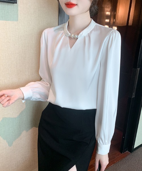 LUCPY（ラクピー）の「パールモチーフVネックブラウス（シャツ/ブラウス・レディース・ホワイト・LARGE/X-LARGE/XX-LARGE/XXX-LARGE）」の3枚目の写真