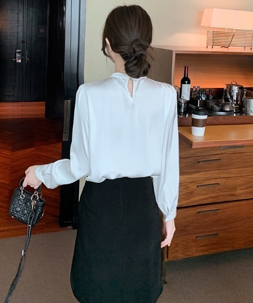 LUCPY（ラクピー）の「パールモチーフVネックブラウス（シャツ/ブラウス・レディース・ホワイト・LARGE/X-LARGE/XX-LARGE/XXX-LARGE）」の4枚目の写真