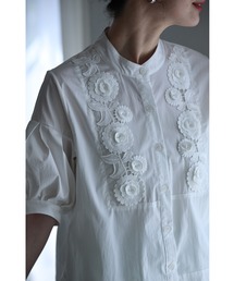ふんわりポワン袖の立体花ブラウストップス