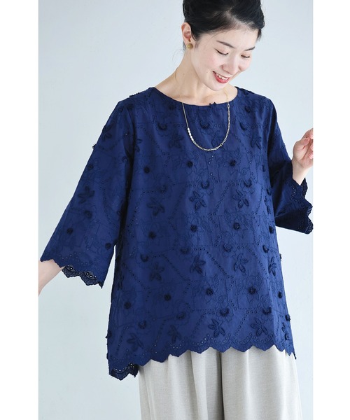 cawaii（カワイイ）の「（紺）上品ネイビーの立体花刺繍ブラウストップス（シャツ/ブラウス・レディース・ネイビー・FREE）」の3枚目の写真