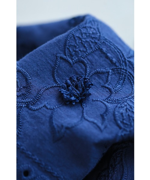 cawaii（カワイイ）の「（紺）上品ネイビーの立体花刺繍ブラウストップス（シャツ/ブラウス・レディース・ネイビー・FREE）」の6枚目の写真