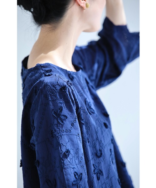 cawaii（カワイイ）の「（紺）上品ネイビーの立体花刺繍ブラウストップス（シャツ/ブラウス・レディース・ネイビー・FREE）」の16枚目の写真
