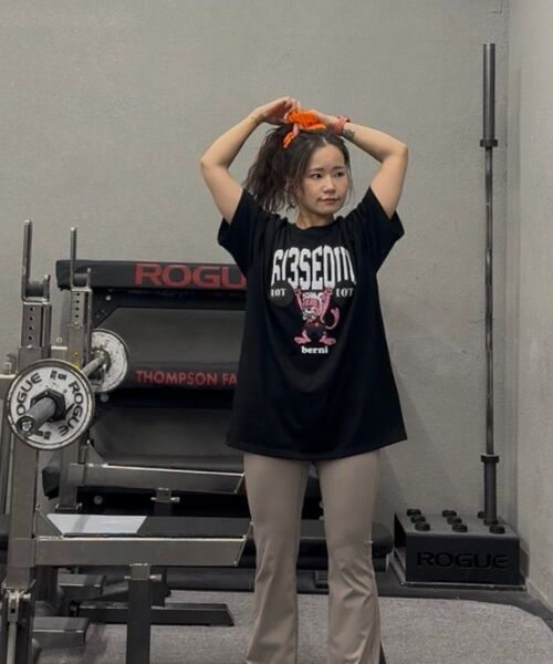 BERNI(ベルニ)の「BERNI x 613 リフティンググラフィック半袖Tシャツ (ワイン)(Tシャツ/カットソー・レディース・その他・SMALL/MEDIUM/LARGE/X-LARGE/2XL)」の3枚目の写真