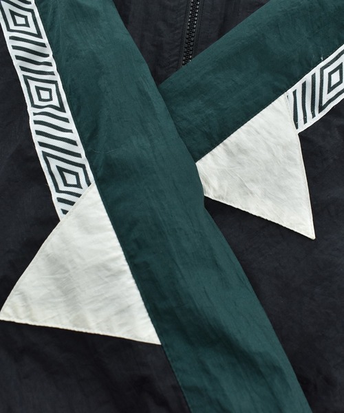UMBRO（アンブロ）の「【USED】90’s UMBRO ナイロン トラックジャケット（ナイロンジャケット・メンズ・ブラック・LARGE）」の8枚目の写真