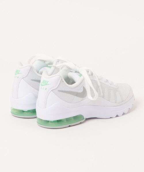 NIKE（ナイキ）の「NIKE ナイキ WMNS AIR MAX INVIGOR レディーススニーカー(ウィメンズエアマックスインビガー) 749866-104 ホワイト/メタリックシルバー（スニーカー・レディース・ホワイト系その他・25.0cm/24.5cm/24.0cm/23.5cm/23.0cm/22.5cm）」の2枚目の写真